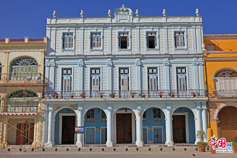 广场西边淡蓝色的建筑是圣易斯特班的卡农佳伯爵府邸(Casa del conde de san esteban de canongo)