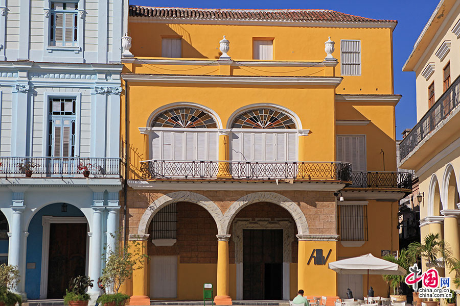 明黄色的巴洛克建筑原来是修道院(Casa de las hermanas cardenas)，现在是视觉艺术发展中心