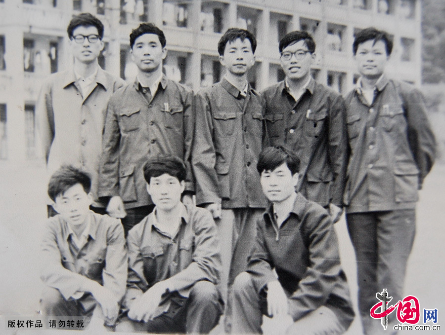 1980年，无锡，南京化工学院无锡分院部分大学生在宿舍楼前合影留念。再简陋的办学条件，在他们心中都是风景。中国网图片库 杨素平/供图 