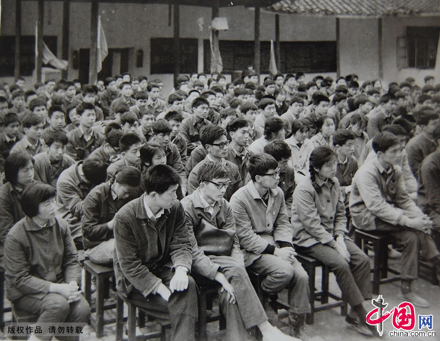  77、78级大学生，汇聚了文革后11年的青年精英，自然也就出现巨大的年龄差。1978年5月，无锡，南京化工学院无锡分院为当年入校的78级学生举行隆重的开学典礼，图为开学典礼上的大学生。中国网图片库 杨素平/供图 