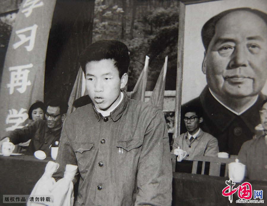 1978年5月同，江苏无锡，南京化工学院无锡分院为当年入校的77级、78级学生举行隆重的开学典礼，图为开学典礼上的讲话仪式。中国网图片库 杨素平/供图 