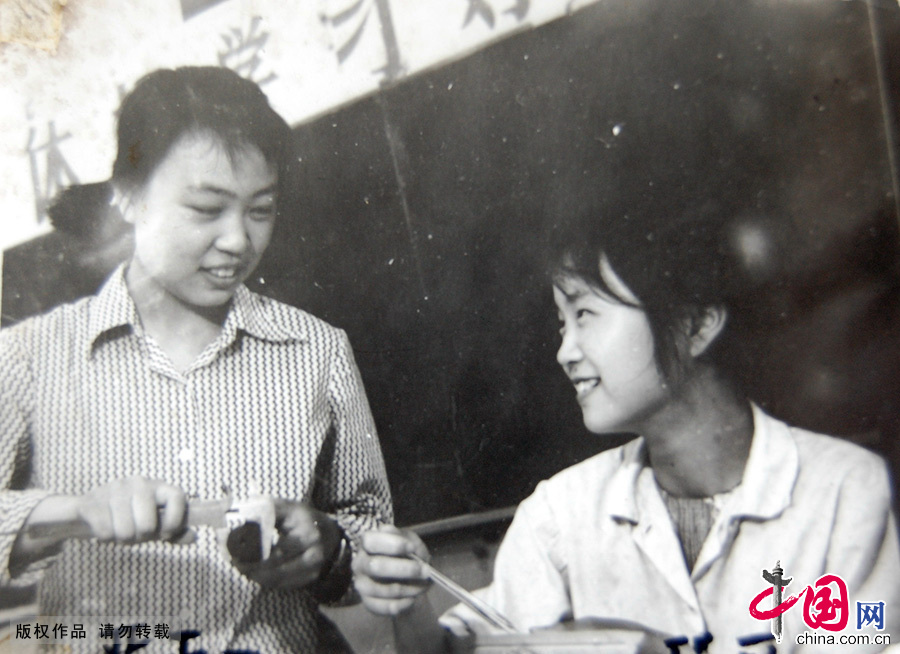 面对梦寐以求的大学校园，内在的学习原动力，对知识强烈的渴求让大学生普遍有一种“知识饥渴症”，努力抓住机会，给自己补课。图为1979年，南京化工学院无锡分院，大学生在教室里交流学习。即使是简陋的办学条件，也抵挡不住他们的学习热情。