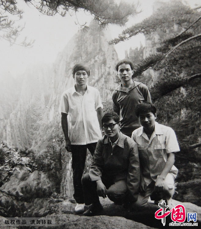 1980年夏天，无锡，南京化工学院无锡分院的大学生在公园合影留念。中国网图片库 杨素平/供图 