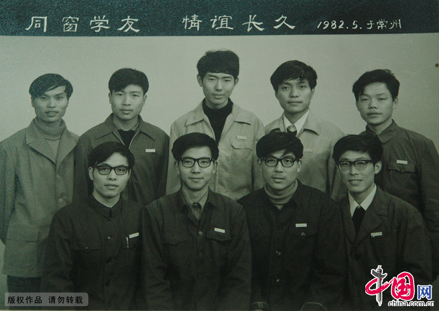 在1977年,招生的专业较少,有不少专业是1978年才首次招生,于是很多78级大学生也等于是这些专业的首批大学生,类同于77级。1982年,常州,江苏化工学院首届毕业生毕业,部分同学毕业合影。从此,他们踏上了为祖国建设四个现代化的宏伟征程。中国网图片库 杨素平/供图 在1977年,招生的专业较少,有不少专业是1978年才首次招生,于是很多78级大学生也等于是这些专业的首批大学生,类同于77级。1982年,常州,江苏化工学院首届毕业生毕业,部分同学毕业合影。从此,他们踏上了为祖国建设四个现代化的宏伟征程。中国网图片库 杨素平/供图
