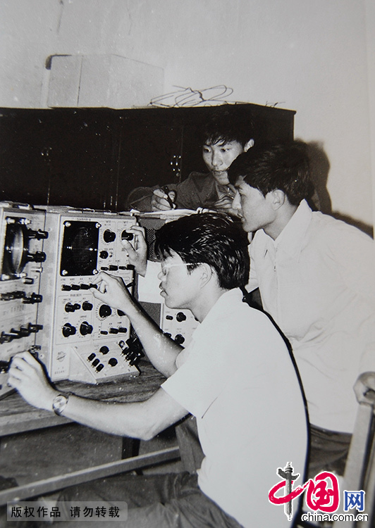 1979年，南京化工学院无锡分院的大学生在实验室里做实验。简陋的实验条件抵挡不住同学们的探索热情