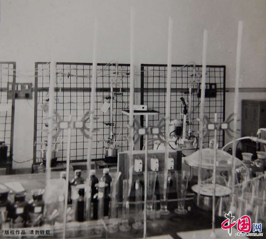 1980年，无锡，南京化工学院无锡分院实验室场景。