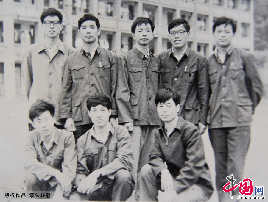 1980年，無錫，南京化工學院無錫分院部分大學生在宿舍樓前合影留念。再簡陋的辦學條件，在他們心中都是風景。中國網圖片庫 楊素平/供圖 