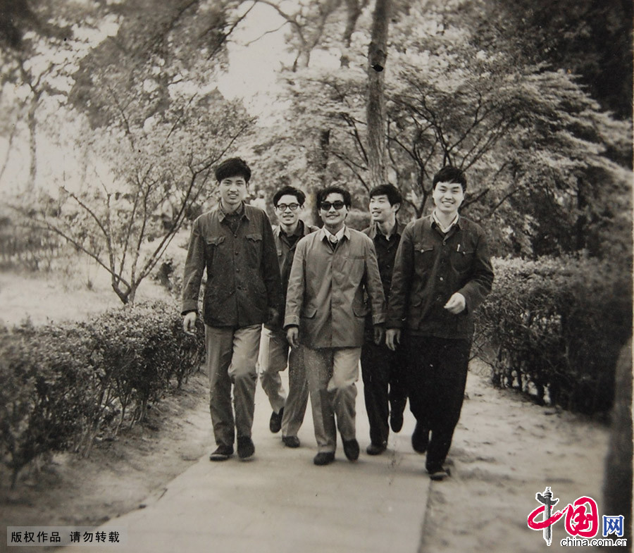 1979年春，無錫，南京化工學院無錫分院的大學生在公園合影留念。中國網圖片庫 楊素平/供圖 