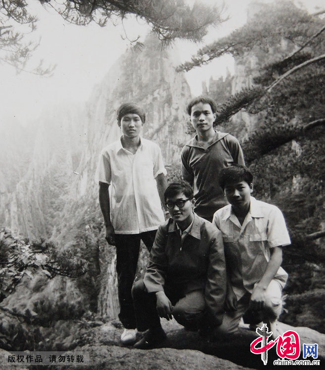 1980年夏天，無錫，南京化工學院無錫分院的大學生在公園合影留念。中國網圖片庫 楊素平/供圖 