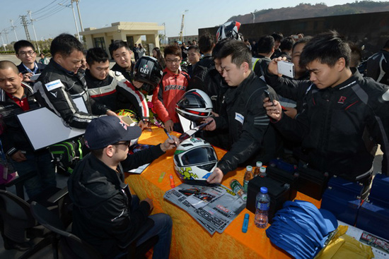 世界级冠军车手中国行 赞猛狮科技环保低碳