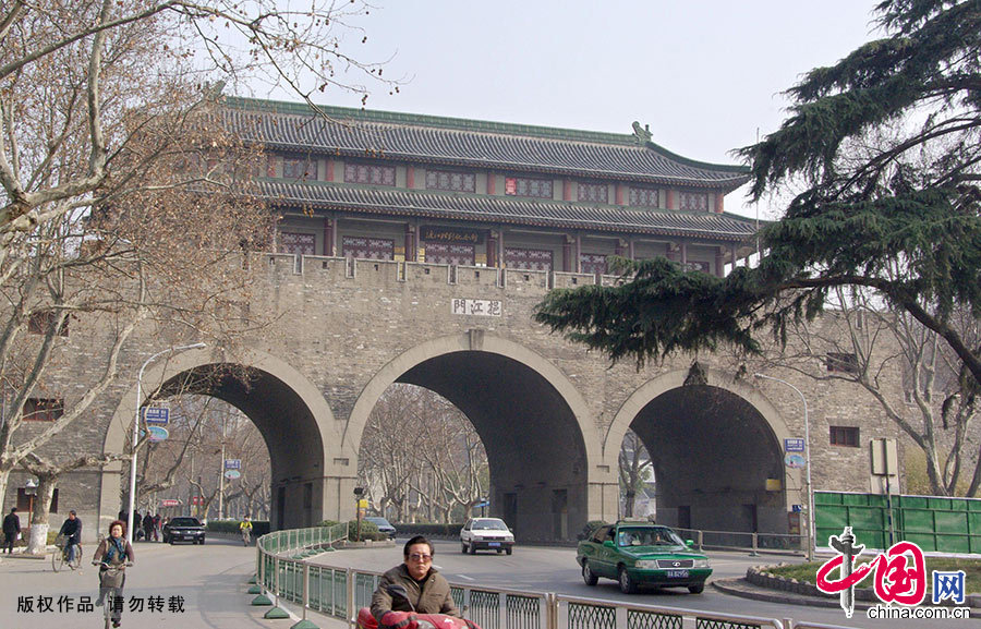 1984年，该城门上建起渡江胜利纪念馆。图为摄于2009年2月11日的南京挹江门城楼，车辆和行人从这里穿过。中国网图片库 建华/摄