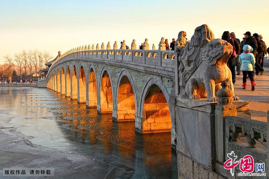  颐和园，夕阳下的十七孔桥。十七孔桥是古代汉族桥梁建筑的杰作。它位于北京市西郊颐和园内，是连接昆明湖东岸与南湖岛的一座长桥。中国网图片库 艾经纬/摄