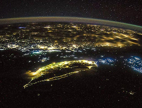 宇航员空拍台湾夜景 如闪闪发光地瓜