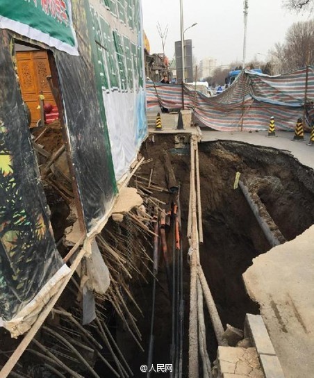 人大代表挖18米深地下室 挖塌北京大街