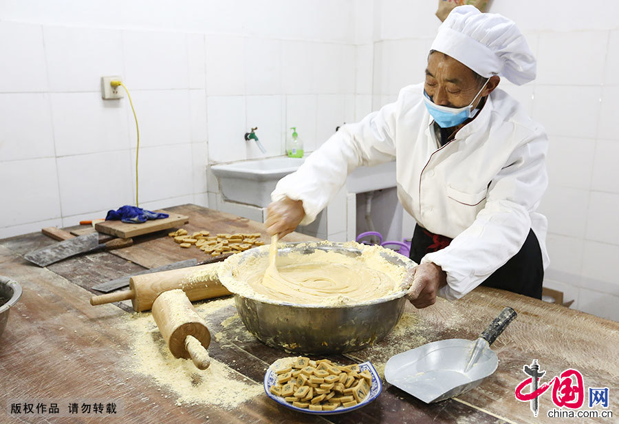 2015年1月26日，黄山市屯溪区汪镇华家正在制作古徽州字豆糖。中国网图片库 施亚磊/摄