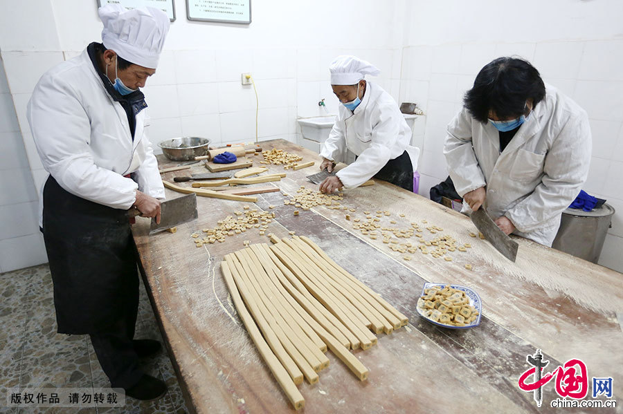 2015年1月26日，黄山市屯溪区汪镇华家正在制作古徽州字豆糖。中国网图片库 施亚磊/摄