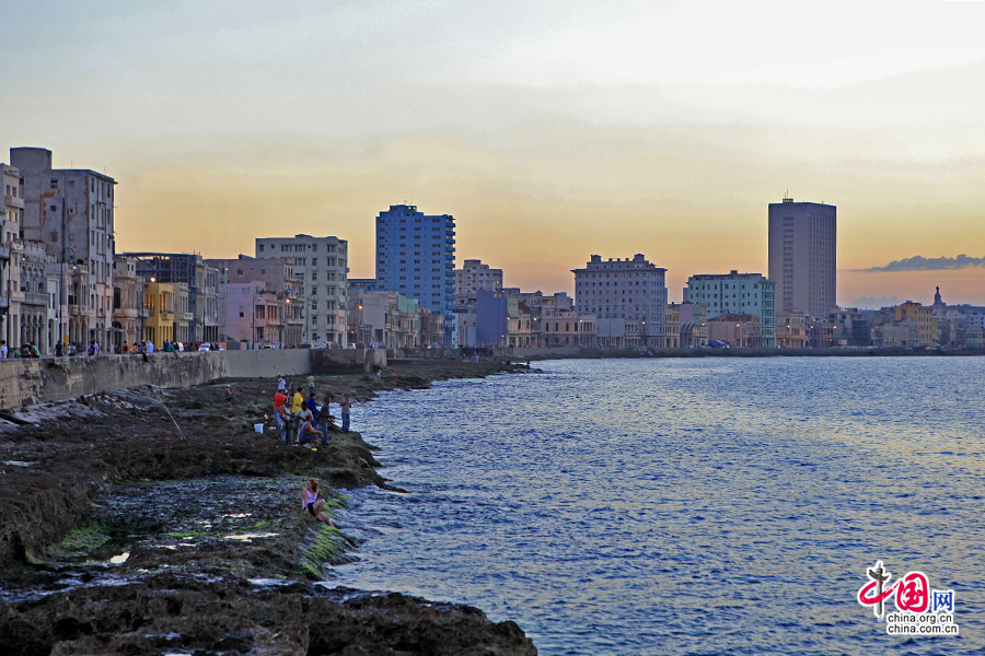 浓情古巴(八)海滨大道，日暮后开启平民的狂欢