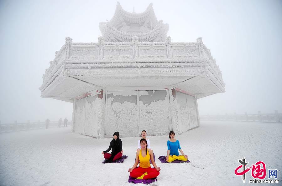 1月31日，瑜伽爱好者在湖南省张家界天门山景区练习瑜伽。中国网图片库 邵颖/摄