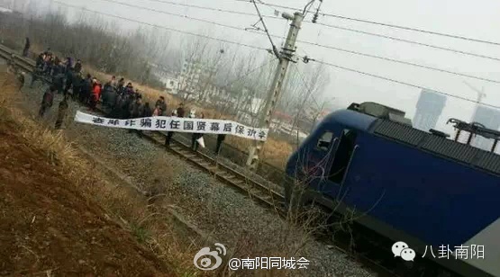 河南:民众拦停火车、围堵县政府(组图)