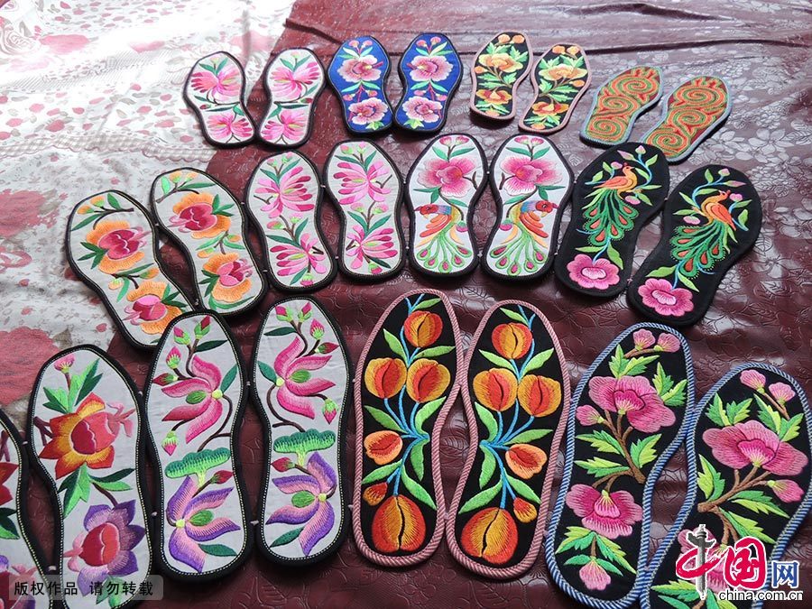 图为土族刺绣鞋垫。土族民间刺绣是青海最具特色的民间手工艺品之一，其刺绣品与土族乡民的生活息息相关。中国网图片库 史廷义/摄