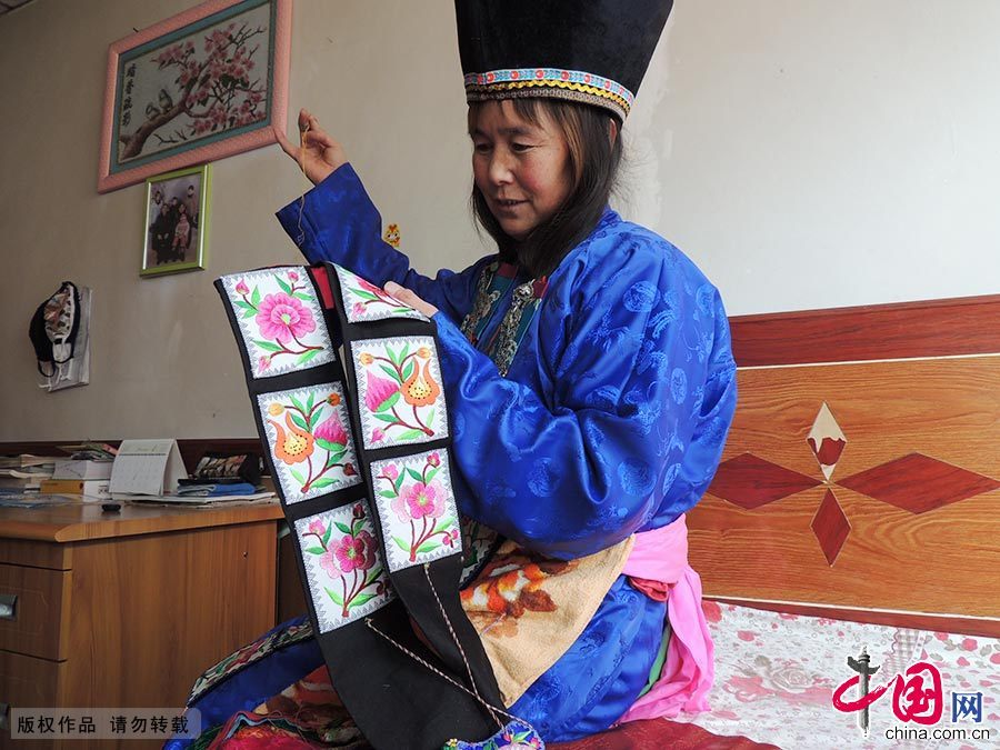 土族手工艺的传承人，70多岁的兰拉木（土族名字）老人在进行刺绣。中国网图片库 史廷义/摄