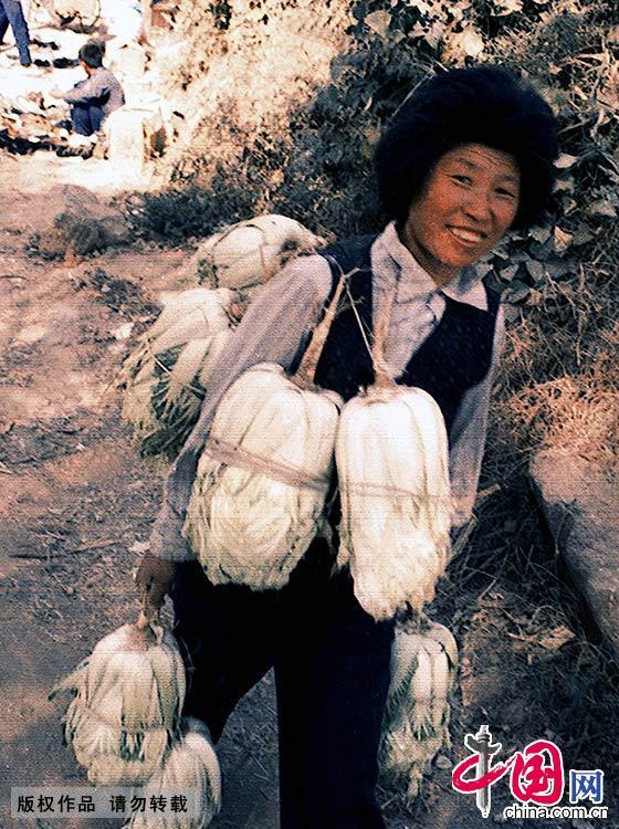 1988年，山东青岛，市民赶集买白菜。赵国富 摄 