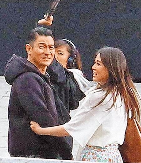 组图: 刘德华 疑客串陈乔恩 新片  勾搂腰手玩自拍