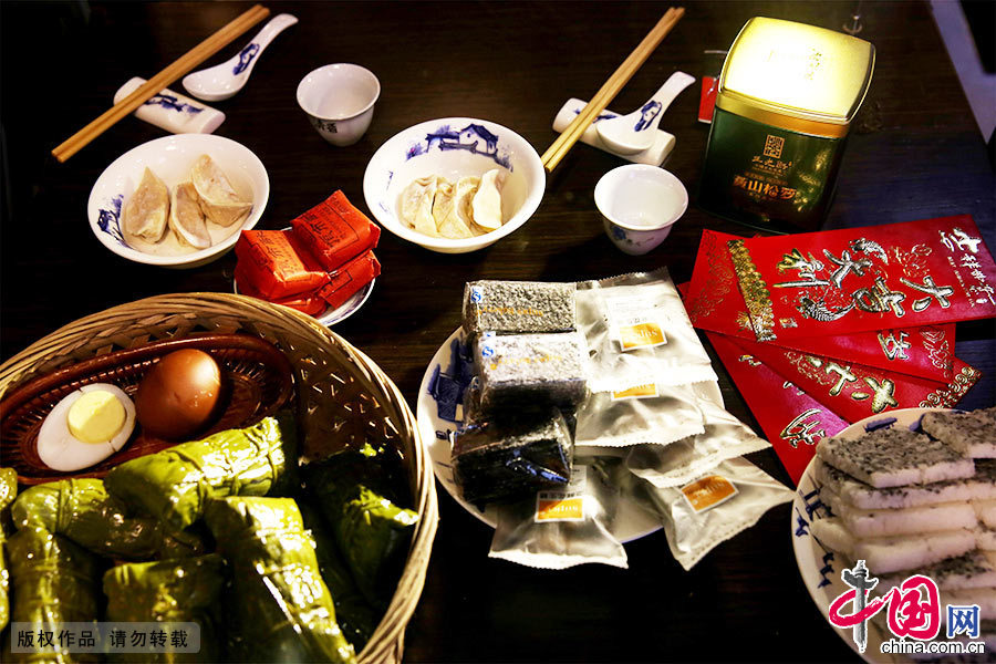  正月裏，傳統的徽州年俗裏，家家戶戶招待親朋好友必不可少的的“粽子”、“頂市酥”、“包袱餃”、“芝麻糖”、“松蘿茶”、“紅包”的喜慶年味。中國網圖片庫 吳孫民/攝 