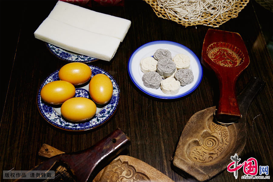 记忆中的传统的徽州春节年俗名点，“渔亭糕”、“年糕”、“面条”、“粿模”。中国网图片库 吴孙民/摄 