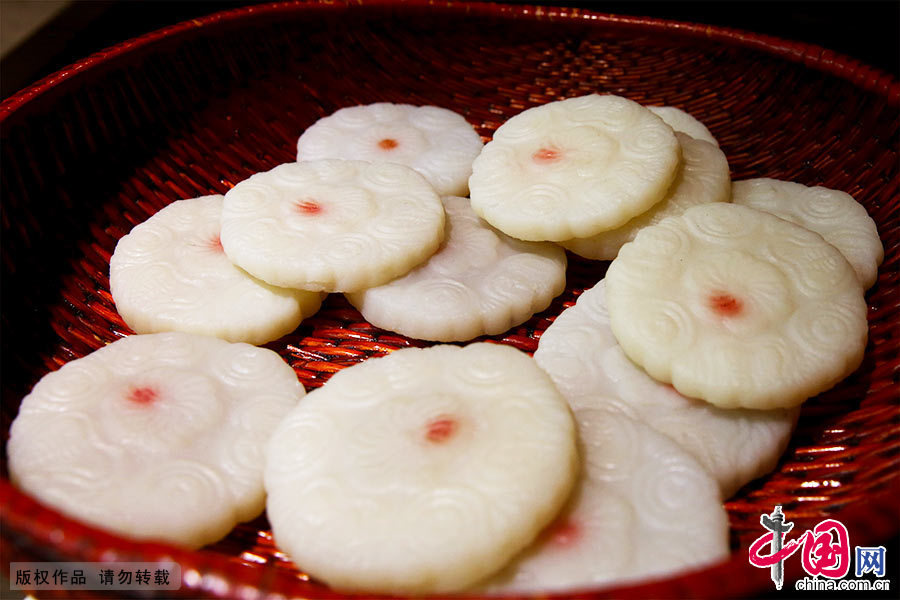 徽州名点“打食桃”。打的传统技艺，包括“碾制米粉”、“揉制粉团”、“入模打制”、“上笼蒸熟”、“点红晾干”五道工序。