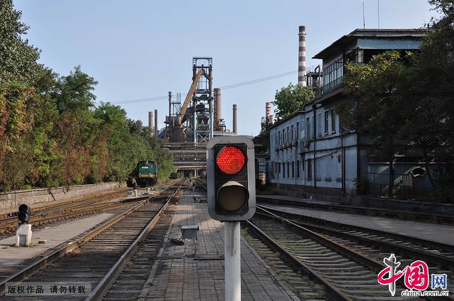 2010年08月06日，首钢厂区内的铁轨。 中国网图片库 董年龙/摄