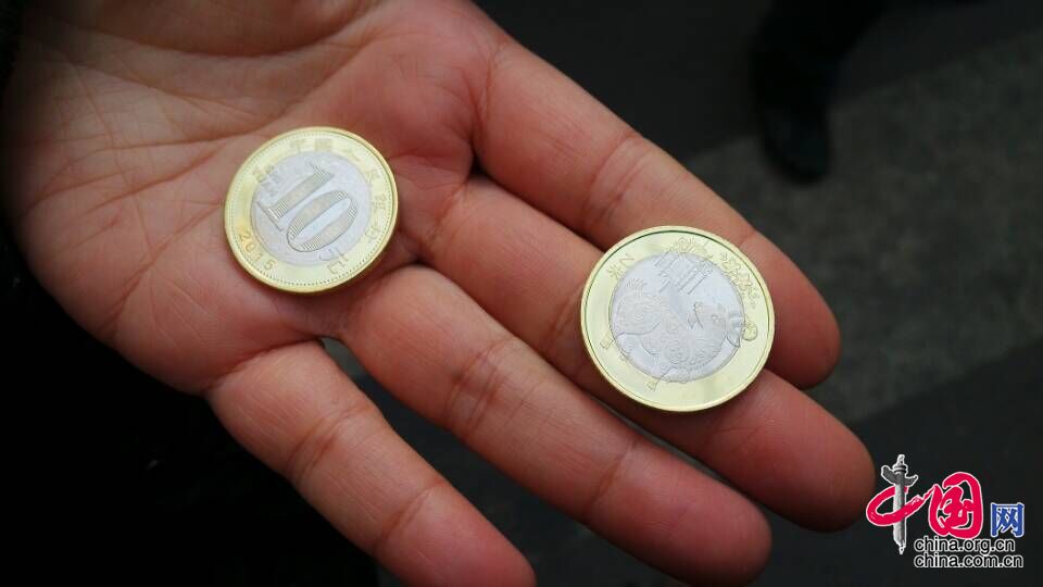 羊年生肖流通纪念币今日发行 市民排长队兑换