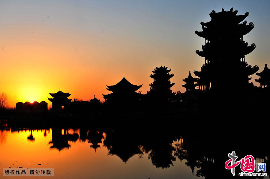 南海禅寺，位于汝南县城东南，是亚洲建筑规模最大的佛教寺院，原址为明代吉祥寺。中国网图片库 孙凯/摄 