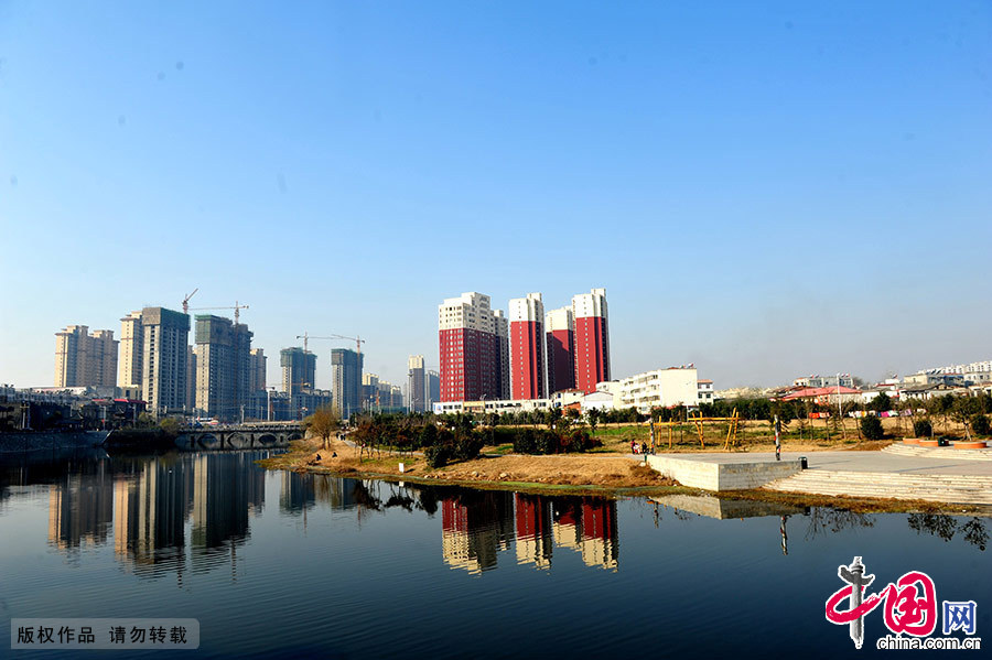 崛起的汝南新城与汝河。 中国网图片库 孙凯/摄