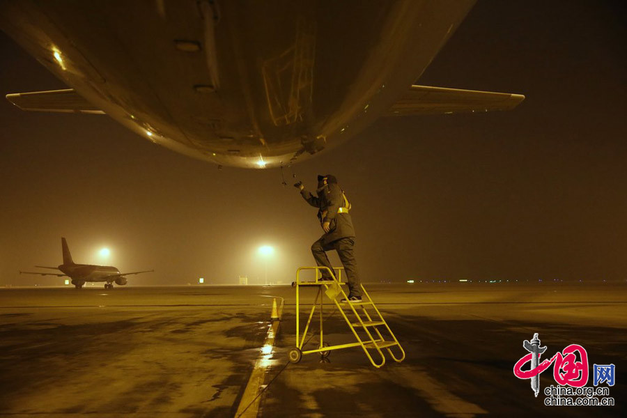 2015年2月3日晚11時，陜西西安，一架飛機執行完一天的飛行任務後，要進行航後維護，機務人員放掉機記憶體水防止結冰。