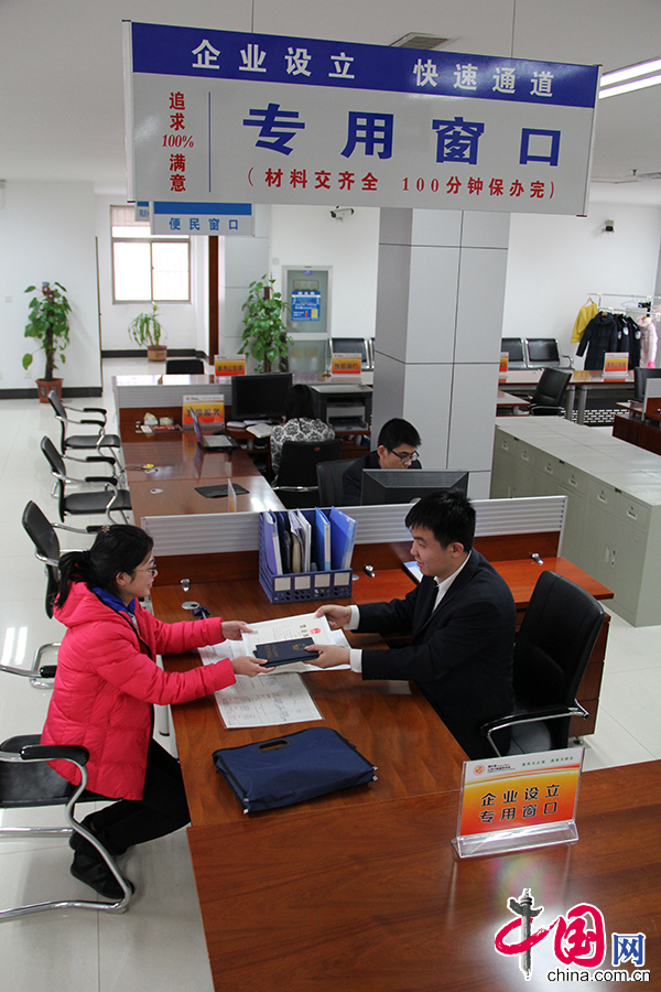 办事群众在递交企业设立申请材料后，在1个半小时内就领取了所有证章。