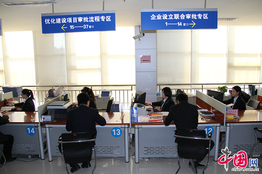 山东省博兴县公共行政服务中心将大厅二楼打造成联合审批快速通道。