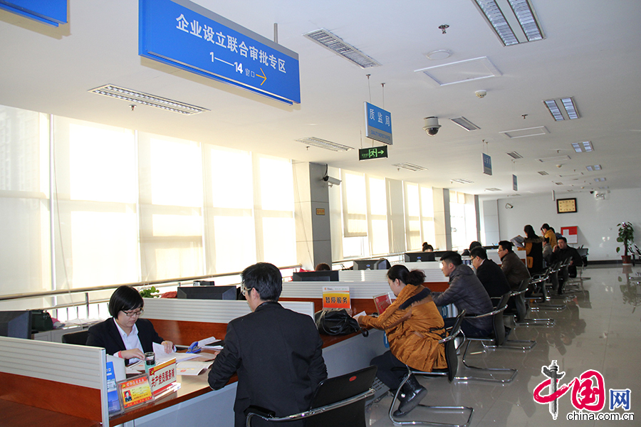 公共行政服务中心将工商、公安、质监窗口调整连接在一起，实行集中办公、“一条龙”服务。