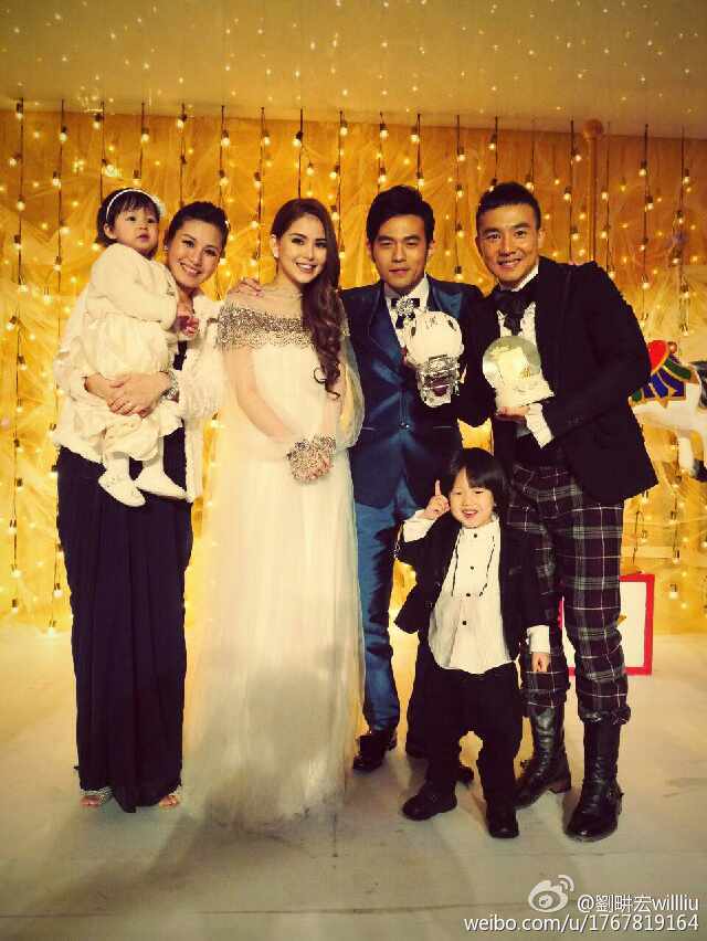 组图:刘畊宏全家出席杰伦婚礼 儿子调皮可爱