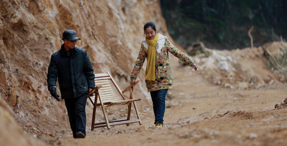 他躺在椅子上修路