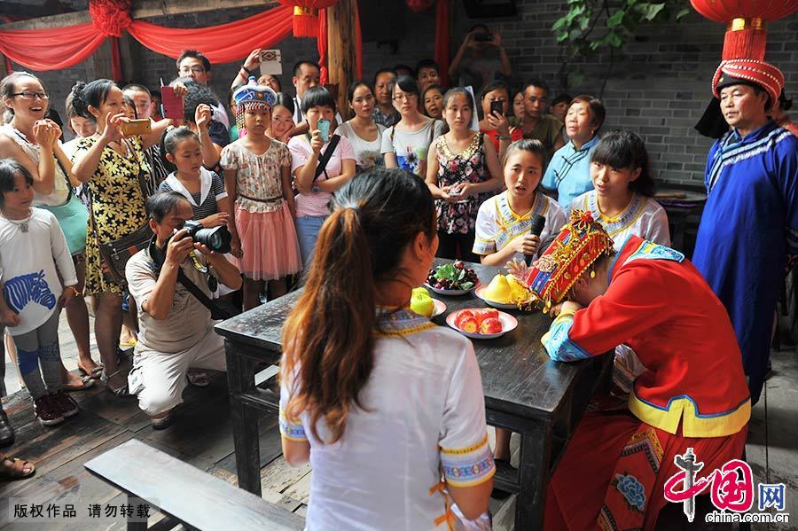 在陪十姊妹仪式上，新娘的姐妹以唱山歌的方式，依依不舍欢送新娘，新娘唱哭嫁歌。 中国网图片库 谢顺/摄