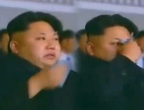 金正恩看演出动情流泪 拿手帕擦拭