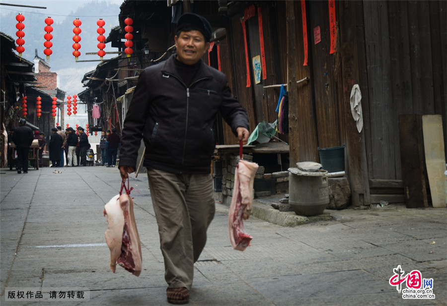 将肉切成条条块块，重的四五斤，轻的三两斤，洪江人喜欢选择腰排肉和五花肉。中国网图片库 尹忠/摄