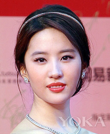 <em>丹凤眼女生</em>勾走他的心 情人节约会时这样画眉