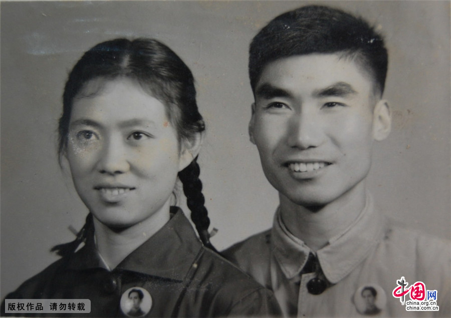 20世纪60年代，文化大革命期间的结婚照。那时的结婚照都为黑白照，两寸，两人都佩戴伟大领袖毛主席的像章，严实的风纪扣、严肃的穿着，都在预示着伟大的革命爱情的幸福开端。葛萃 供图 中国网图片库 杨素平/摄