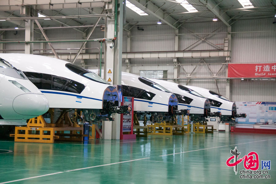 【中国故事】解密“中国速度”：探访高速动车组生产线