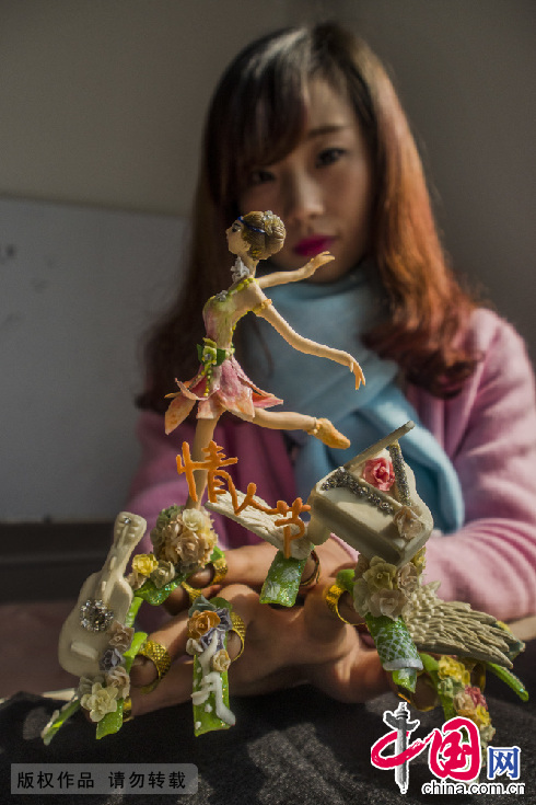 　2月13日，一名美甲藝術工作者在展示情人節主題的指甲。中國網圖片庫 封疆江攝