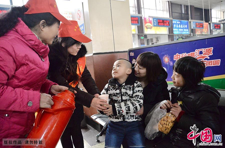  2月4日，河北省邯郸市和平街道志愿者为候车旅客倒热水。中国网图片库 郝群英/摄
