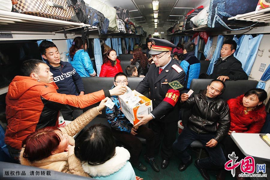  2月7日，在杭州开往成都的3337次“共青团号”列车上，一名小女孩突发疾病。