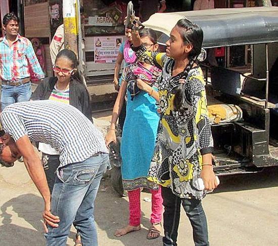 <em>印度男子</em>骚扰<em>女性</em>遭另类惩罚 被受害者当众打